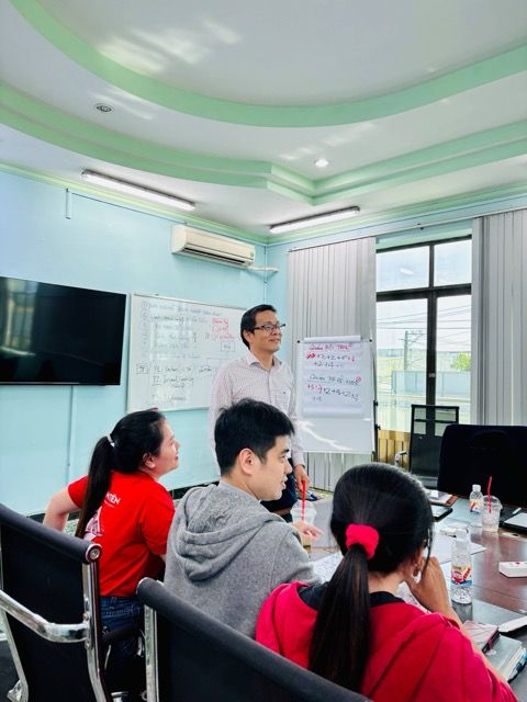 Anh Cường chỉ lên bảng trắng trong buổi đào tạo
