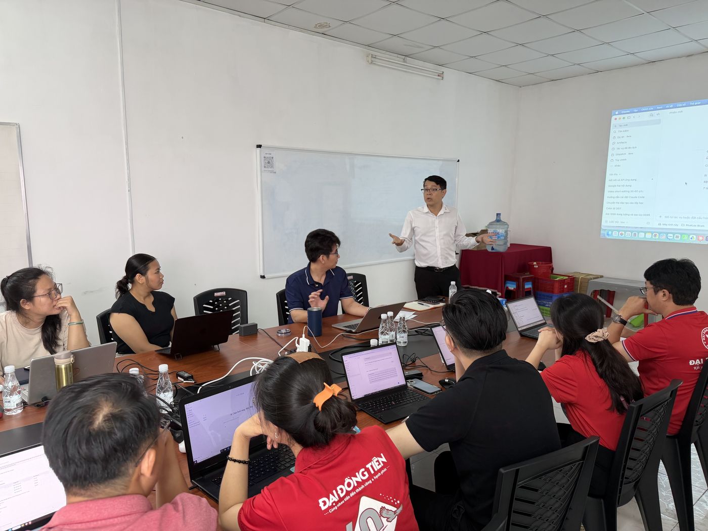 Lớp đào tạo nội bộ tại Đại Đồng Tiến, anh Cường đứng giảng