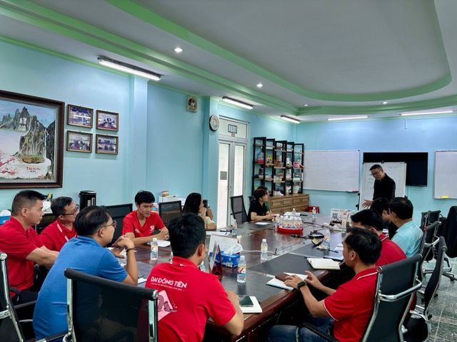 Đội ngũ thảo luận quanh bàn họp