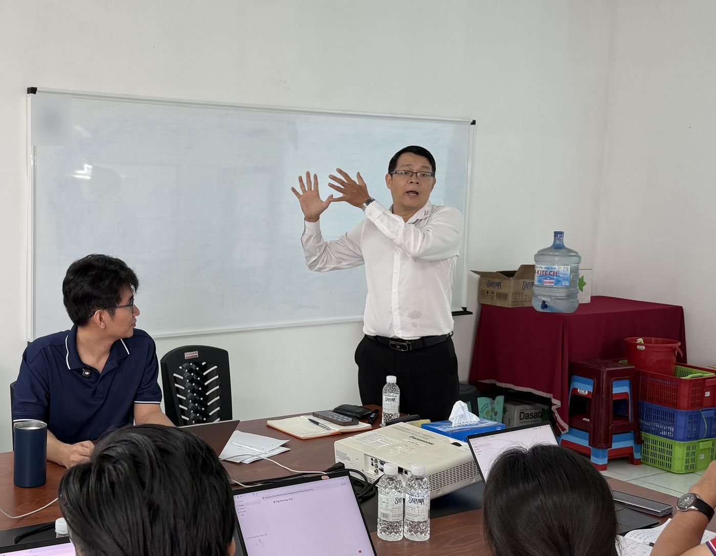 Anh Cường đứng giảng trước lớp tại Đại Đồng Tiến, tháng 10 năm 2026