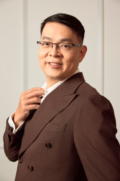 Chân dung anh Trịnh Chí Cường, vest nâu