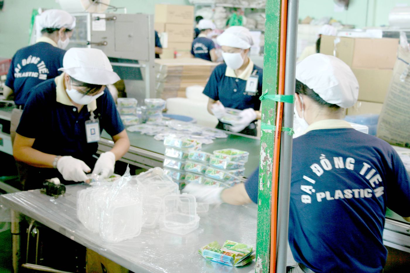 Đội ngũ Đại Đồng Tiến trong xưởng sản xuất